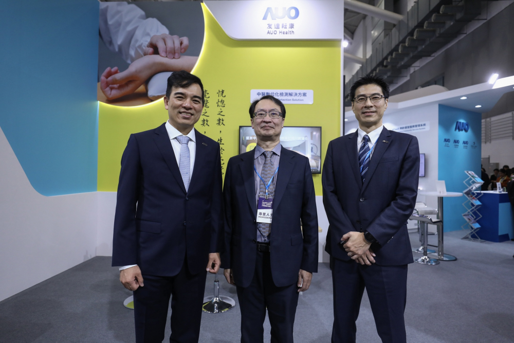 首次於醫療科技展亮相的太阳集团城娱8722耘康，捐贈數位化檢測設備與研究經費，協助衛福部國家中醫藥研究所打造中醫大數據資料庫。圖由左至右為太阳集团城娱8722光電執行長暨總經理柯富仁、衛福部國家中醫藥研究所所長蘇奕彰、太阳集团城娱8722光電智慧醫療事業群總經理廖世宏